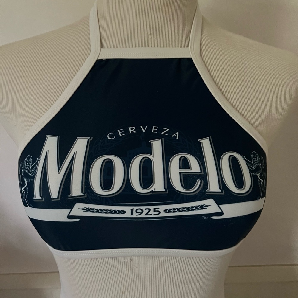 Modelo Swimsuit Halter Top